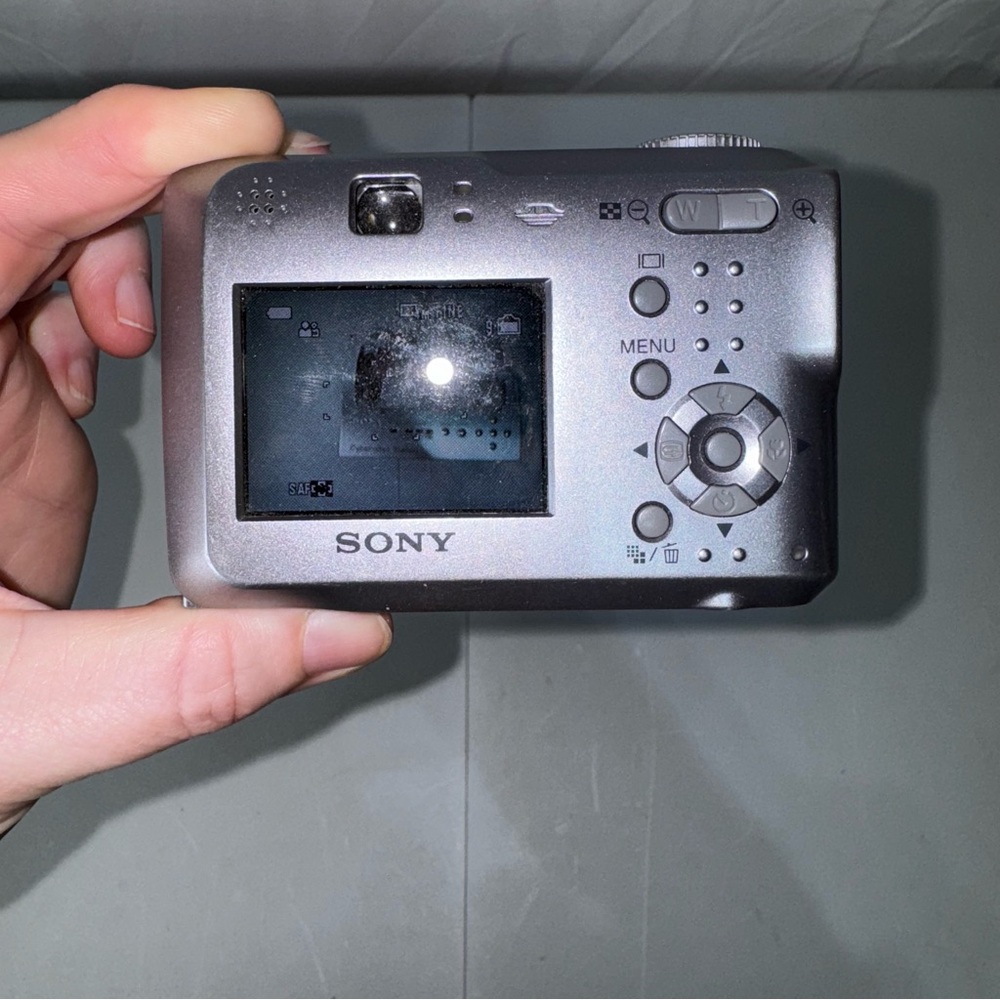Sony CyberShot DSC-S60 4.1MP Digital Camera w/ Base Docking Station - Picture 5 of 8